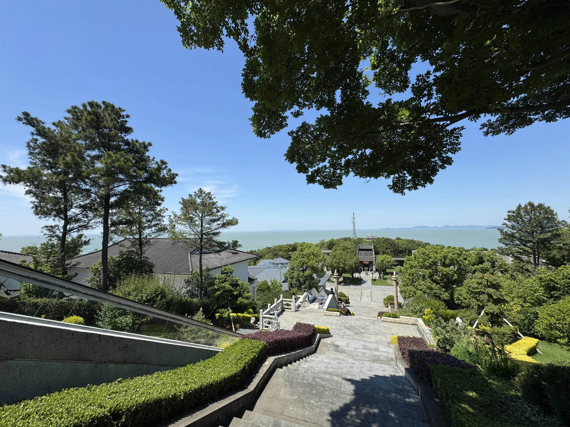 名流陵园园路与石阶实景