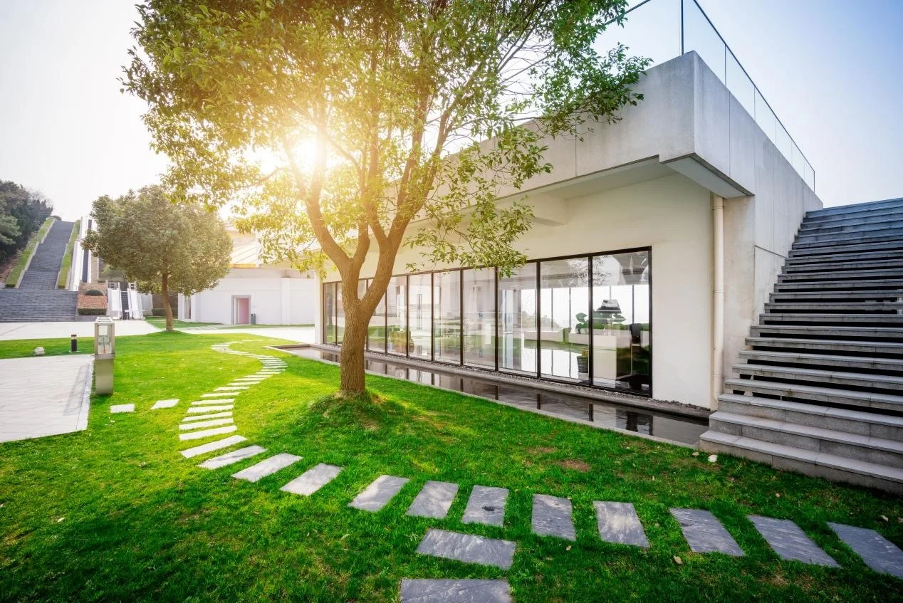 名流陵园建筑旁的草坪与树木