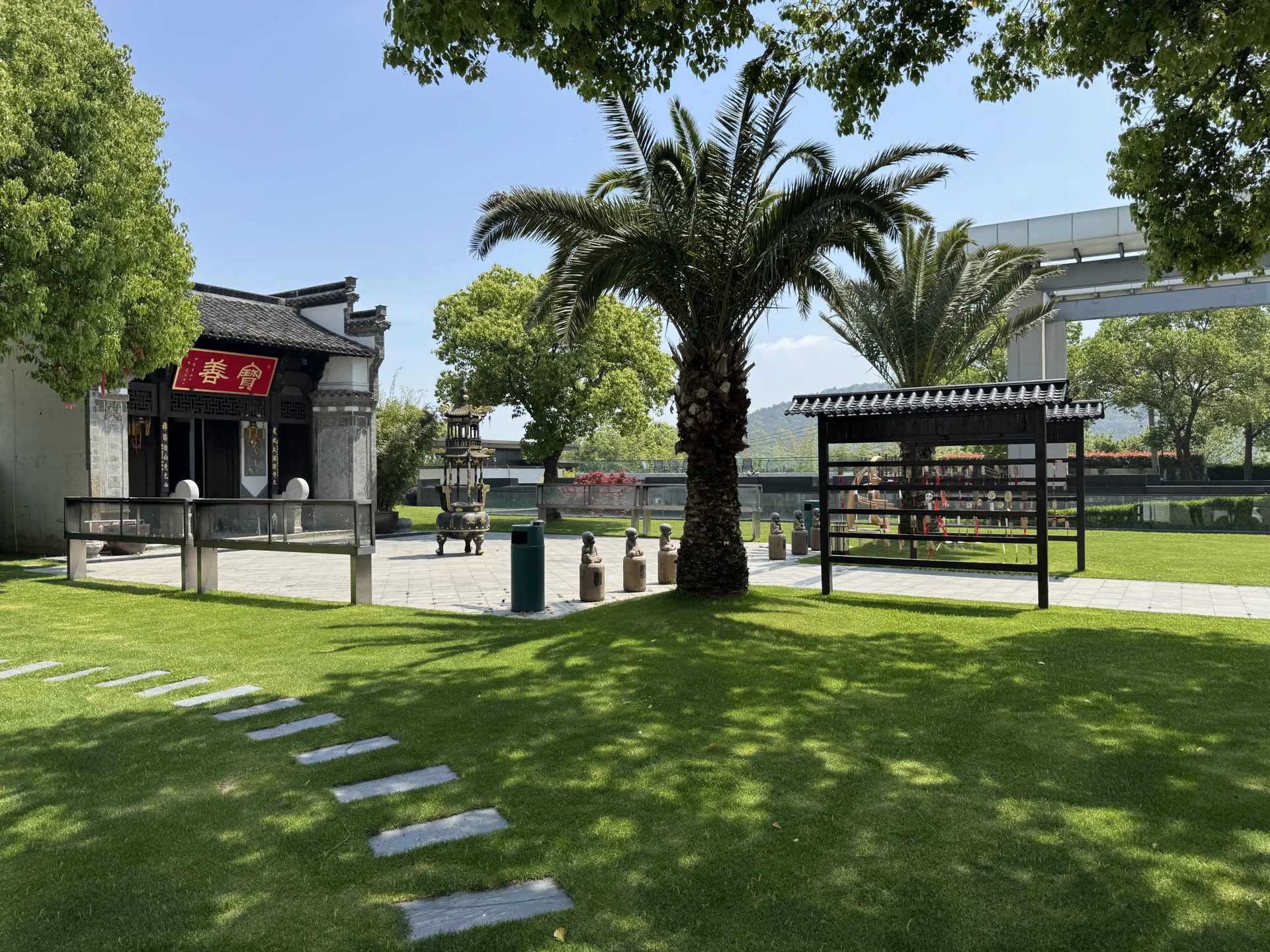 名流陵园建筑与前庭实景